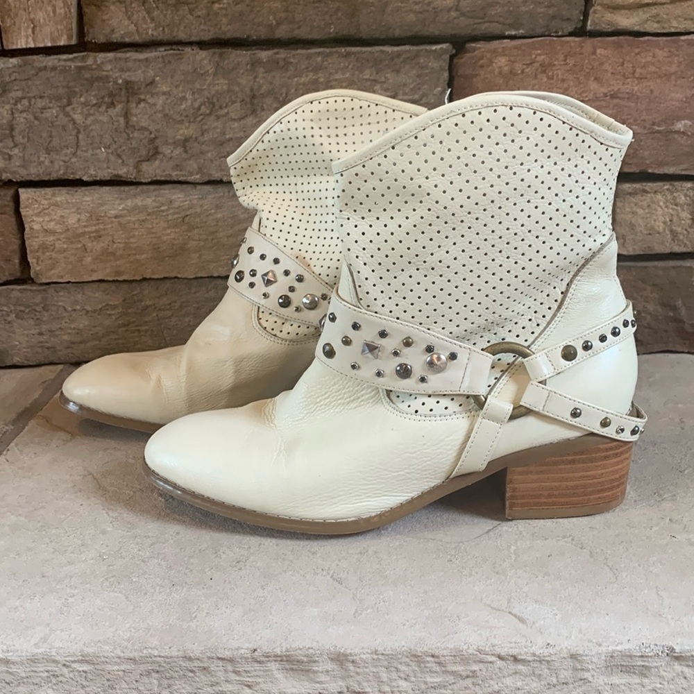 Twiggy London sz 8 cream leather ankle booties with rhinestone details